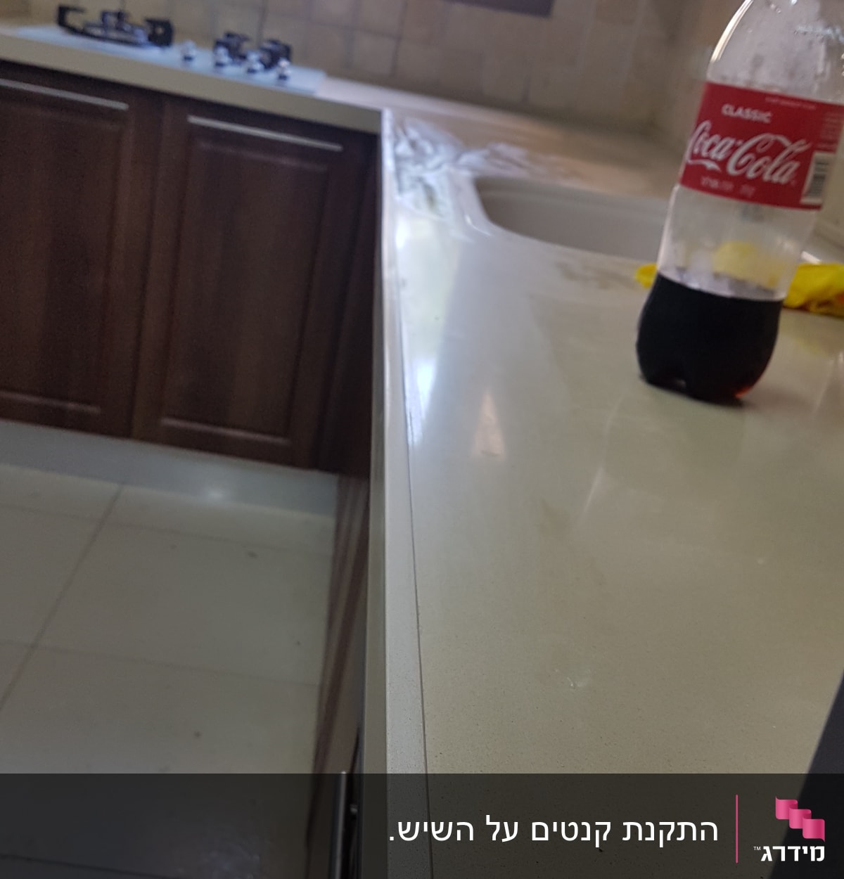 שיש מטבח בהיר עם בקבוק קולה